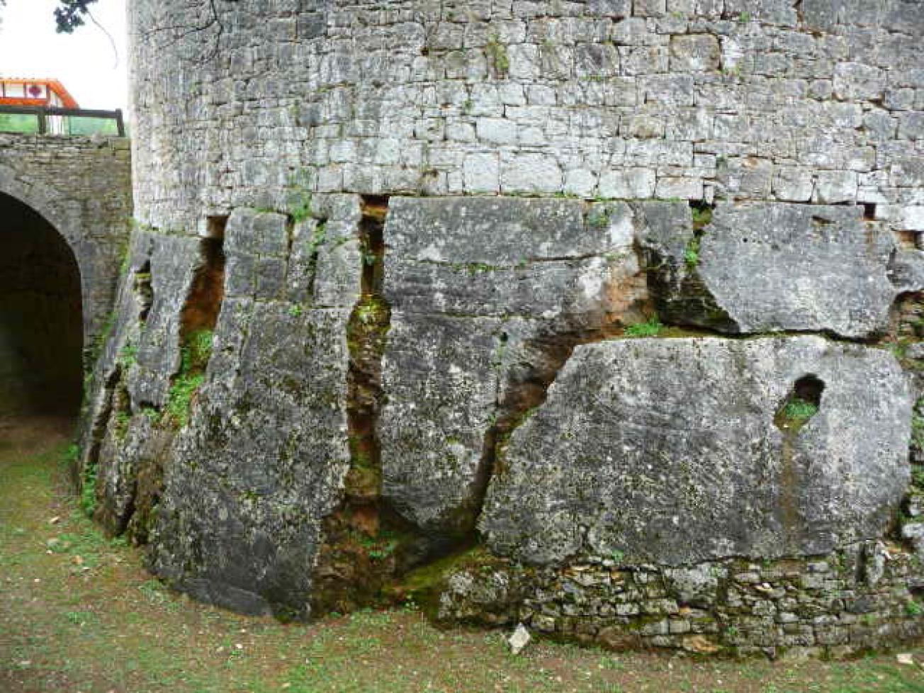 Figure 2 - Fractures karstifiées dans le Coniacien sous les murs du château-fort de Bonaguil (Platel JP., 2013)