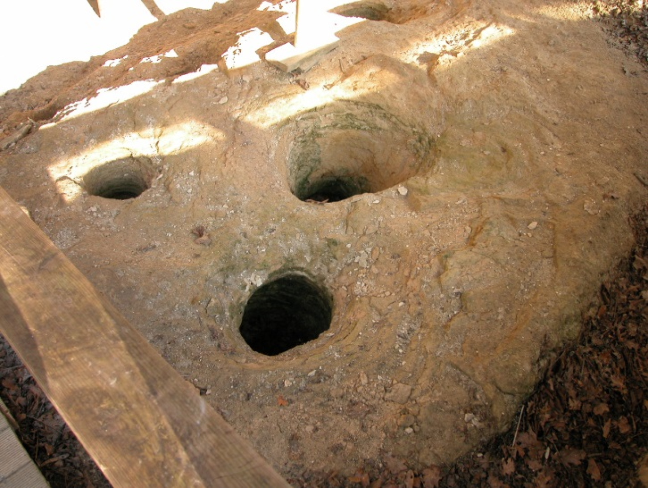 Figure 3 - Puits de dissolution à la base de la coupe (©Bourbon P., 2017)