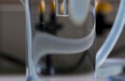 Système d'extraction en ligne et analyse des phytosanitaires dans l'eau - laboratoires du BRGM à OrléansAppareil de chromatographe liquide couplé à un spectromètre de masse triple quadripolaire (HPLC/MSMS) avec système d'injection directe d'échantillons d'eaux, pour l'analyse de pesticides et de leurs métabolites par extraction en ligne - zoom sur le système d'injection des échantillons (BRGM, Orléans, 2009).