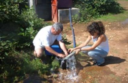 Prélèvement d'eau pour analyse chimique 
