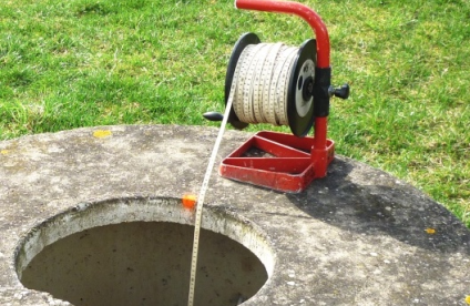 Mesure à l’aide d’une sonde piézométrique manuelle (source : BRGM)