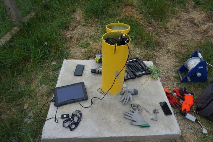Récupération des données d’une sonde piézométrique à enregistrement automatique, installée dans un forage
© BRGM
Récupération données sonde piézométrique