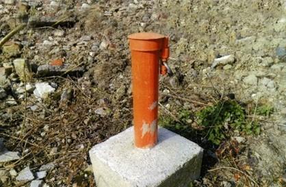 Piézomètre : ouvrage permettant de mesurer la profondeur à laquelle se situe la nappe d’eau souterraine par rapport au sol.
© BRGM
Piézomètre