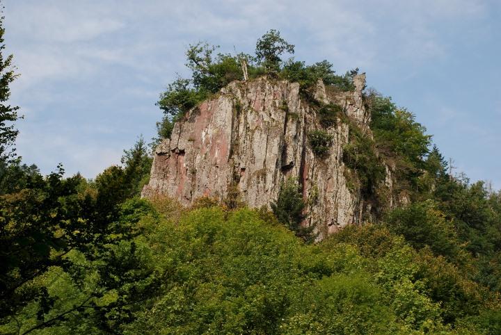 Le rocher du Troll, roches porphyriques dégagées par l’érosion appartenant à la série volcanique de Nideck d’age permien 