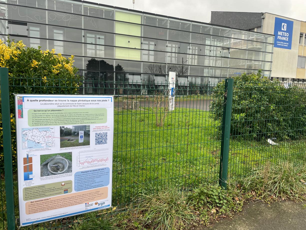 Site de la Direction inter-régionale ouest de Météo-France et poster expliquant le fonctionnement du piézomètre situé en arrière-plan (source : BRGM)
SIGES Bretagne
B3_IMG-27