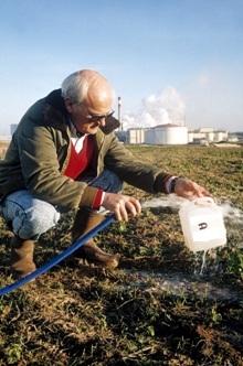 Prélèvement d'eau pour analyses en Champagne (Marne, 1990).