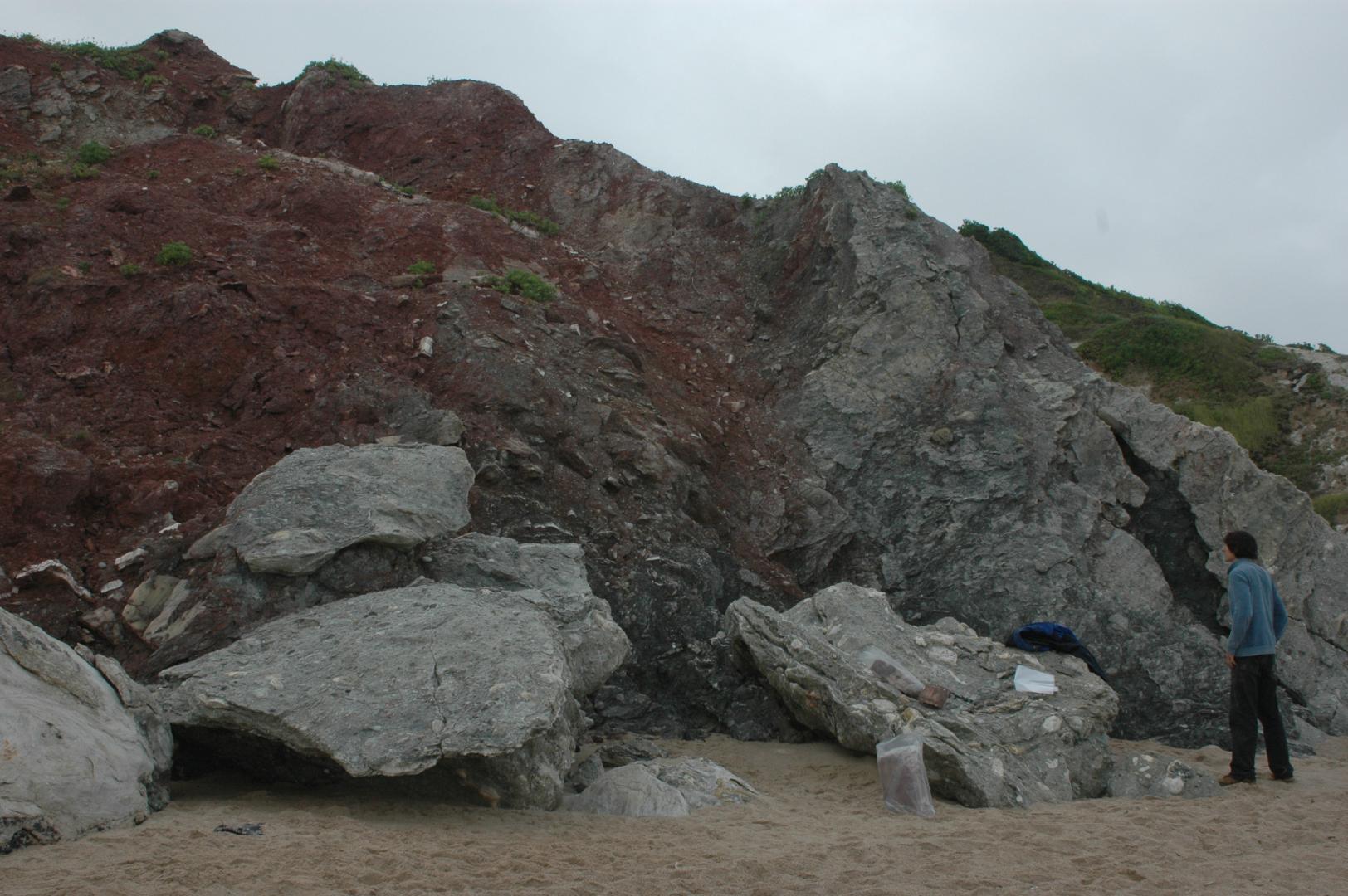 Figure 1 - Affleurement des marnes à gypse triasiques sur la plage du pavillon Royal - Bidart