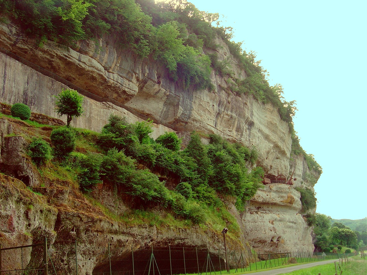 Figure 1 - Falaise calcaire karstifiée du Coniacien moyen à la Roque Saint-Christophe