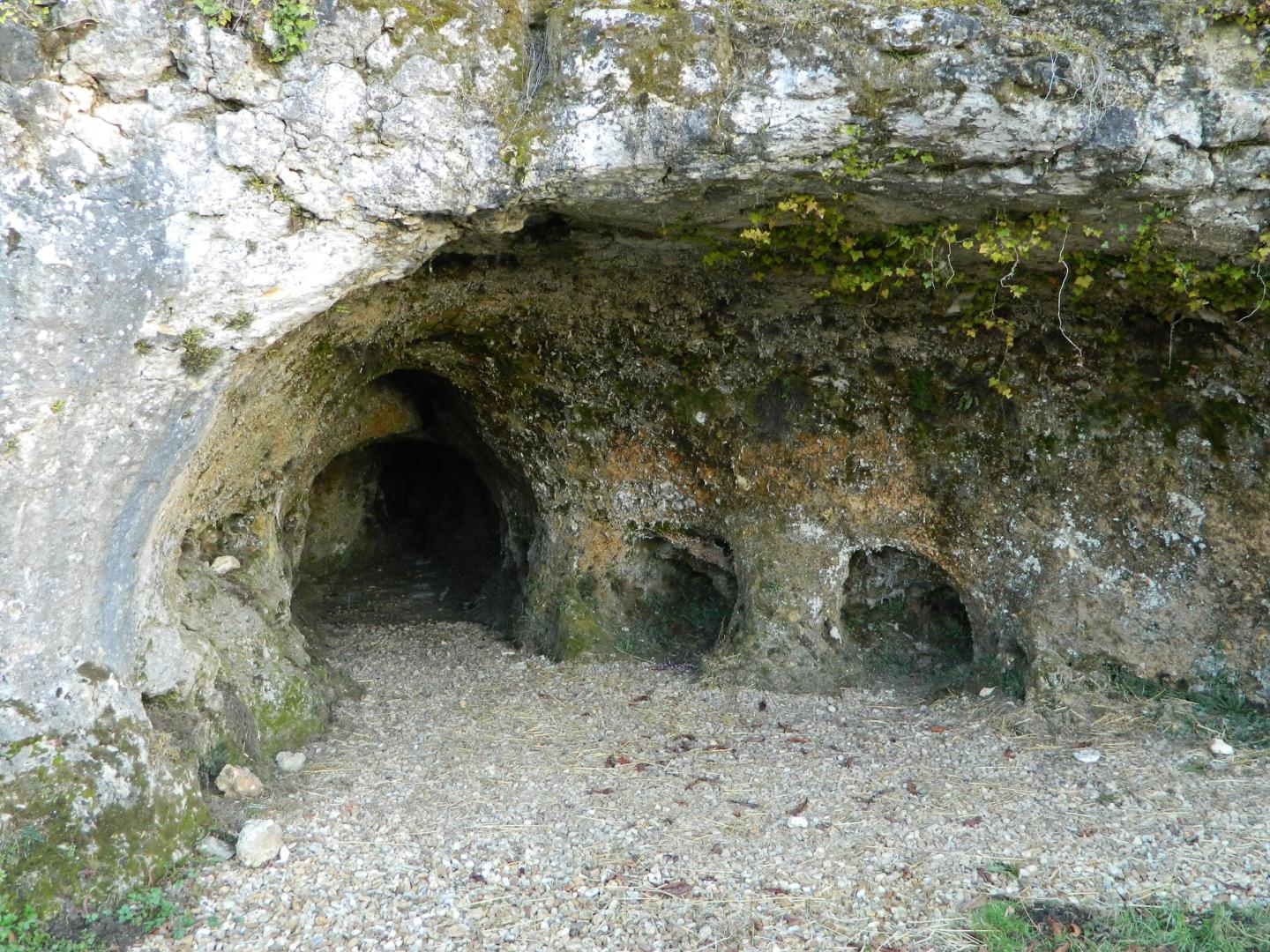Figure 1 - Grotte karstique - Valeuil