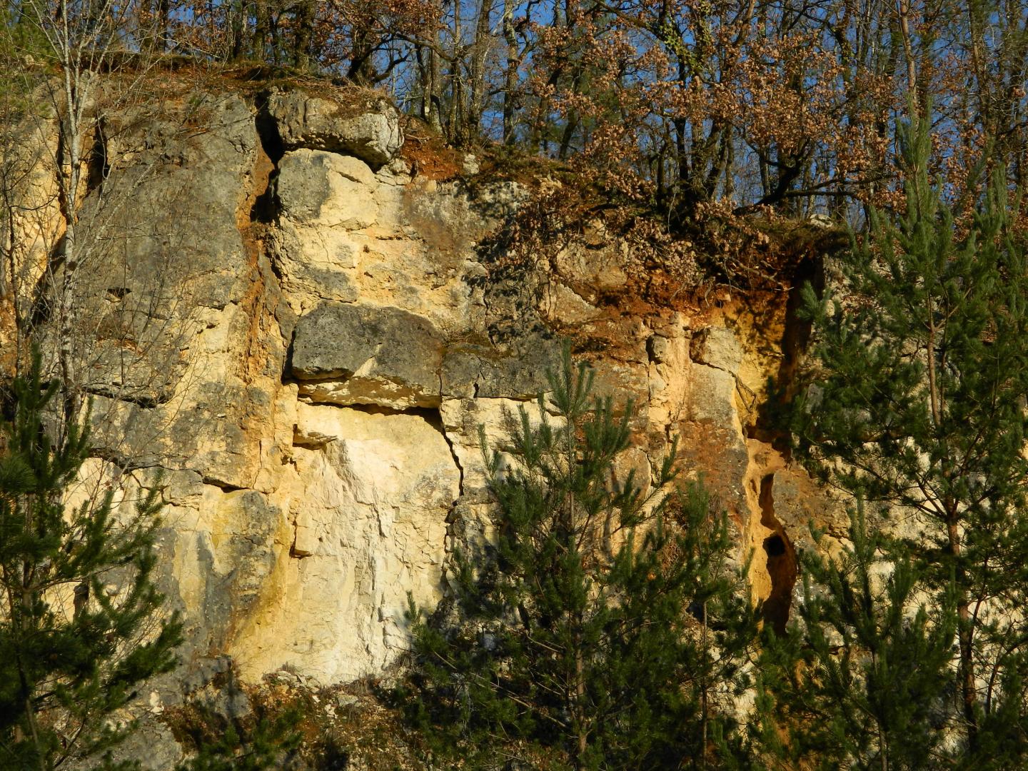 Figure 1 - Massif karstifié du Turonien supérieur, carrière du Moulin de Lafon
