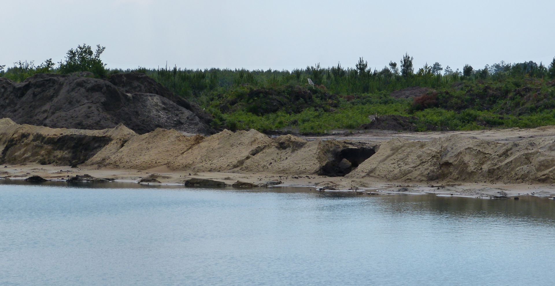 Figure 1 - Nappe d'eau dans les sables blancs de la Formation de Castets (© Platel JP., 2015)