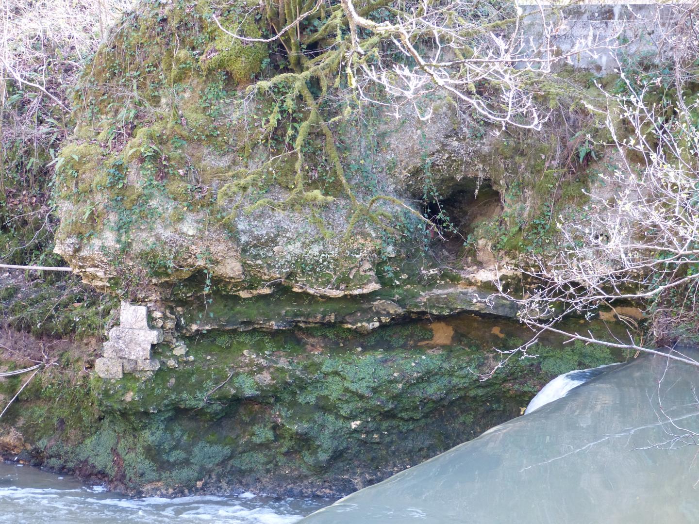Figure 1 - Petite falaise de calcaire gréseux de l'Oligocène, sous le Moulin du Batan (Platel JP., 2014)