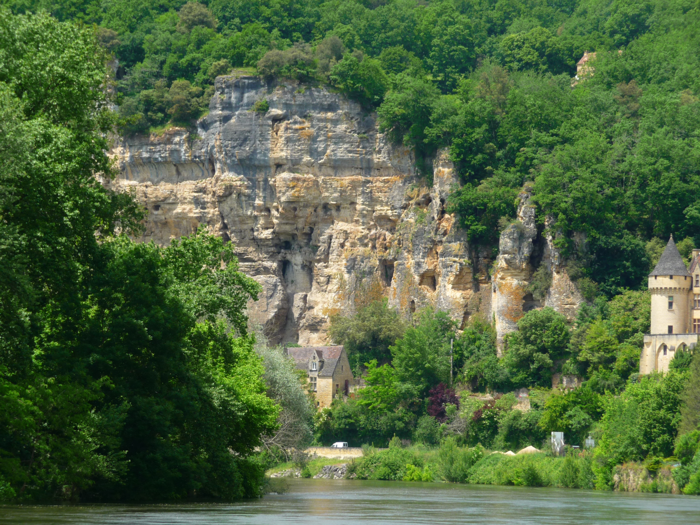 Figure 2 - Falaise très karstifiée dans le Coniacien moyen, près du Château de Malartrie