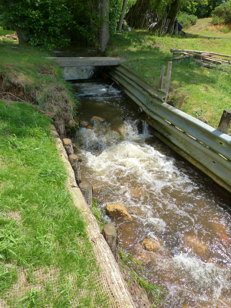 Figure 2 - Fort débit du ruisseau de Libé, drainant les alluvions de la terrasse du Pléistocène (en hautes eaux au mois de mai) (© Platel JP., 2015)