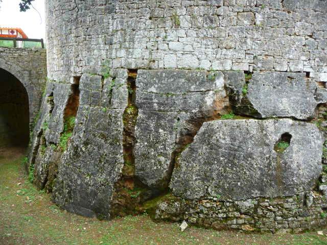 Figure 2 - Fractures karstifiées dans le Coniacien sous les murs du château-fort de Bonaguil (Platel JP., 2013)