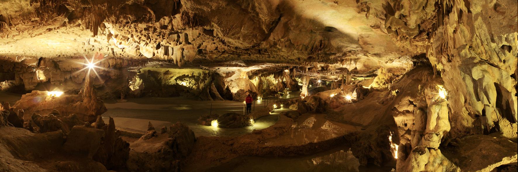 Figure 2 - Salle décorée de concrétions calcaires © Grotte de Bétharram