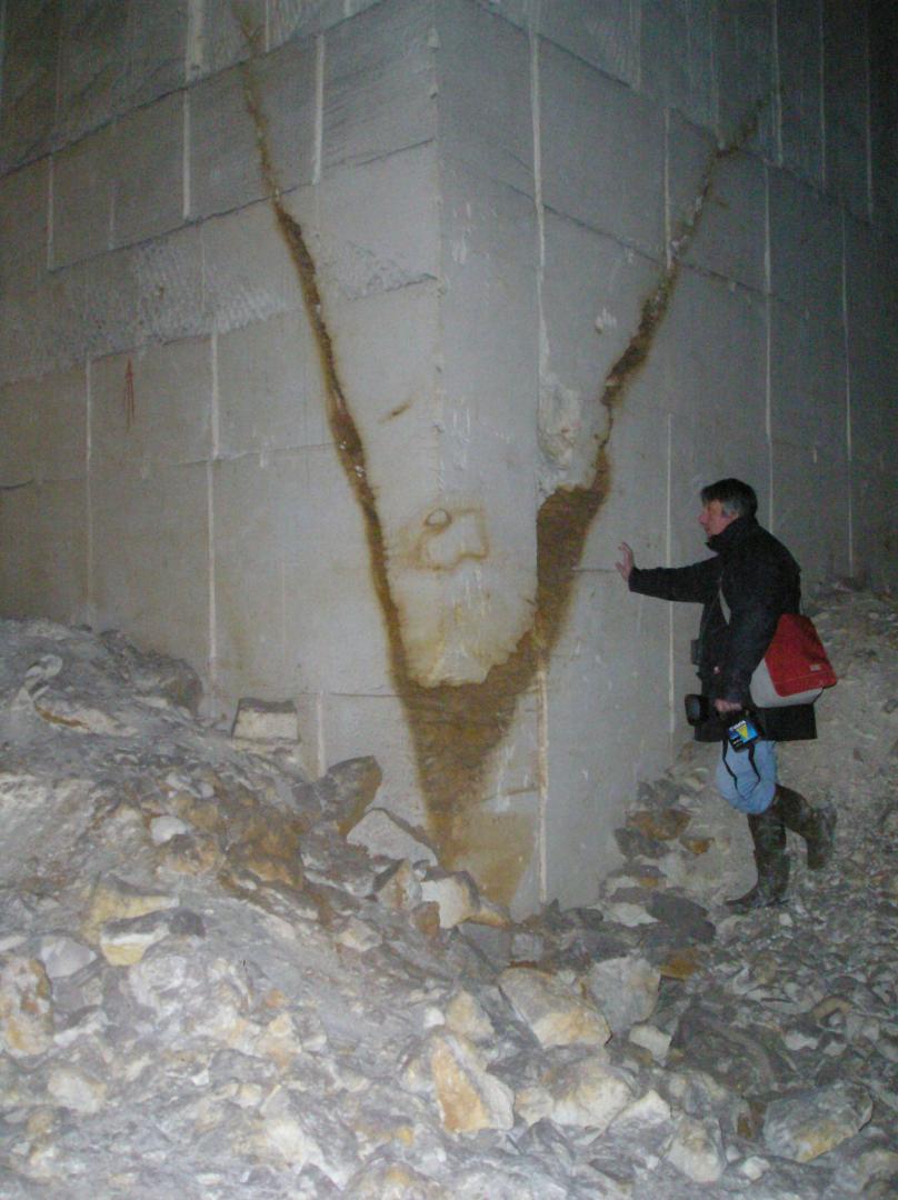 Figure 3 - Photo de fractures karstiques (© BRGM,2007)