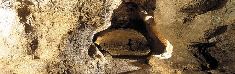 Figure 4 - Grotte de Pair-non-Pair. Photo vers l'intérieur à partir de l'entrée
