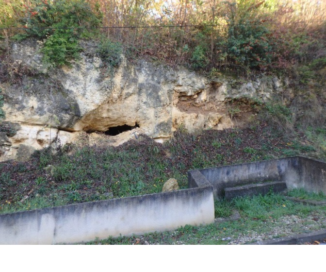 Figure 5 - Cavité karstique, visible dans le calcaire à Astéries (© Bourbon P., 2017)
SIGES
Figure 5 - Cavité karstique, visible dans le calcaire à Astéries (© Bourbon P., 2017)