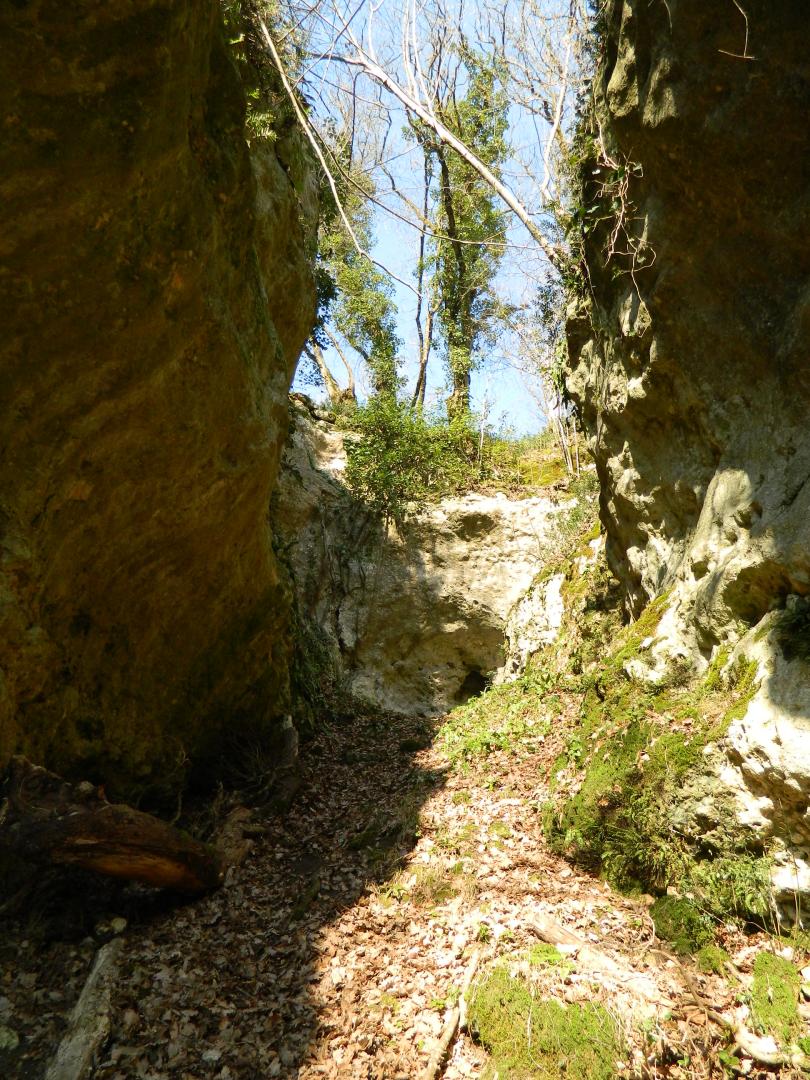 Figure 6 - Ouverture karstique dans la falaise du Fourneau du Diable - Bourdeilles