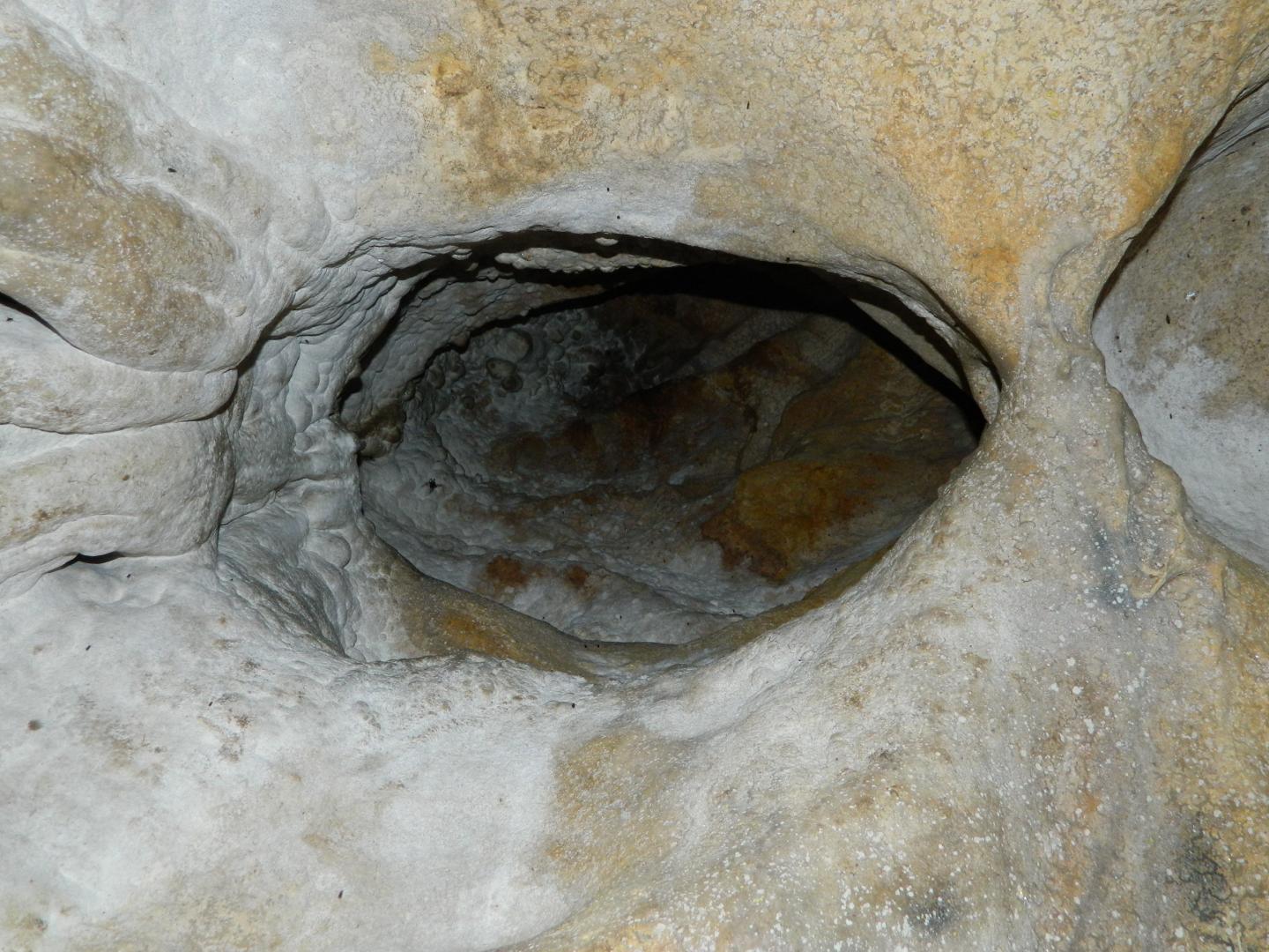 Figure 8 - Puits karstique, vu d'en dessous - Bourdeilles